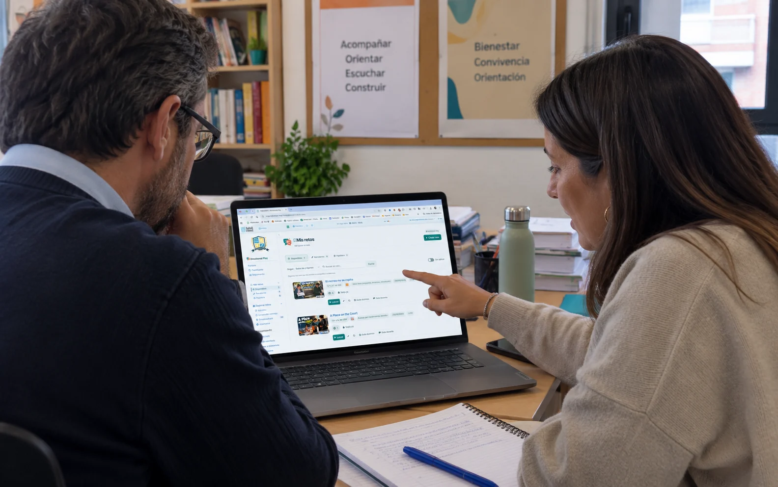 Dos docentes revisan la pantalla Mis retos de Emotional Play en un portátil