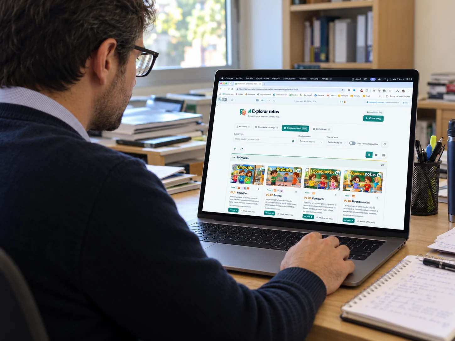 Portátil mostrando la pantalla Explorar retos de Emotional Play con los retos disponibles por curso